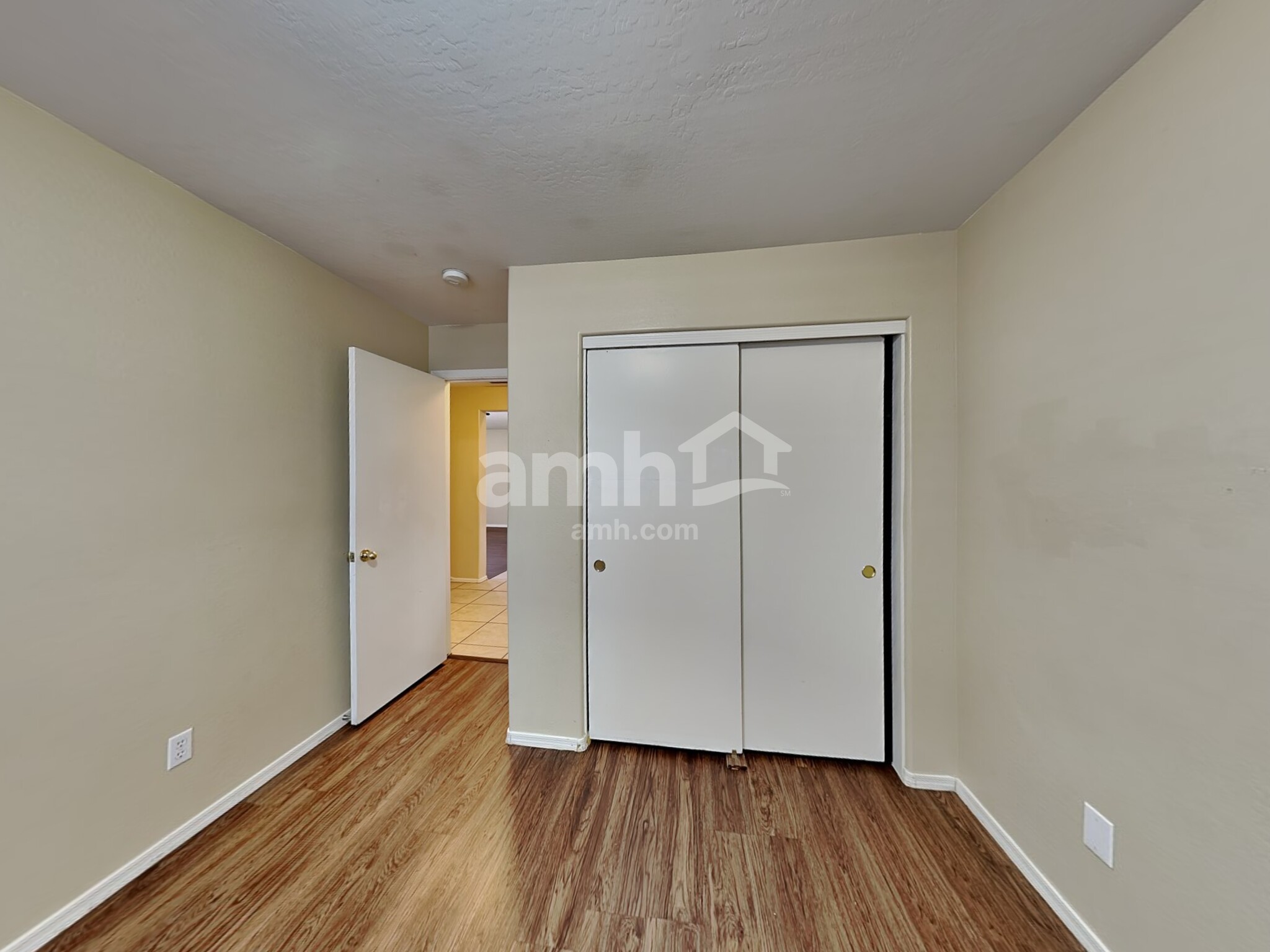 Building Photo - 10772 W Mountain View Dr