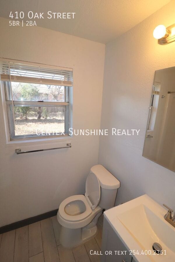 Building Photo - 410 Oak St