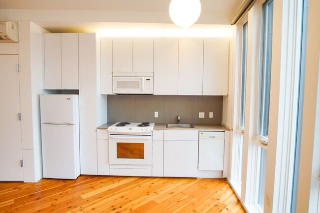 Building Photo - Modern Design Live/Work Townhouse in NW Portland!