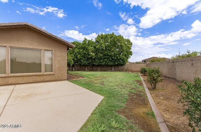 Building Photo - 1515 N Los Alamos Cir