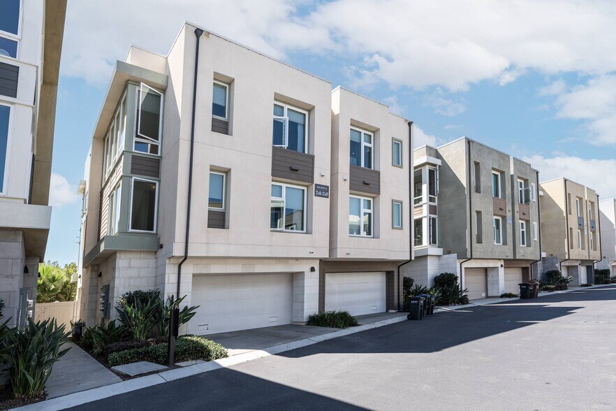 Primary Photo - 2148 Doheny Way