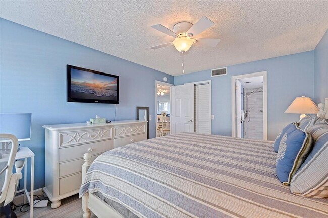 Building Photo - 6365 Bahia Del Mar Blvd S