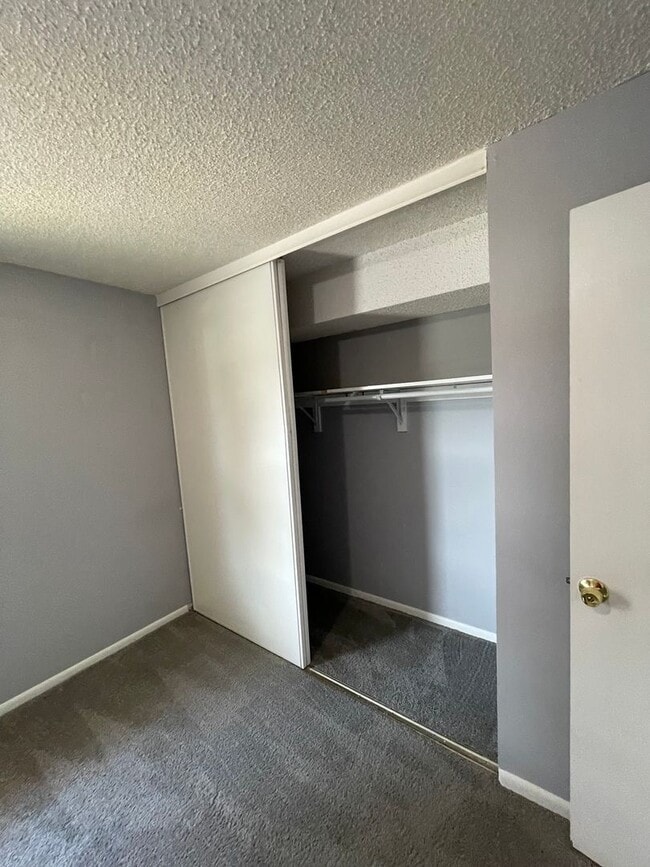 Building Photo - 2B/1B Upper Level Condo in Cottonwood Vill...