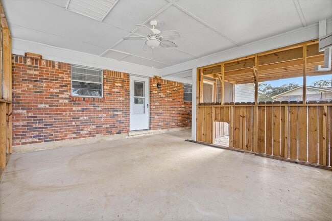 Building Photo - JUST LISTED!