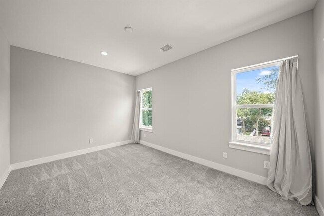 Building Photo - 823 Woodcrest Dr