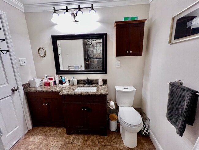 Building Photo - Love Where You Live in Lake Shores!