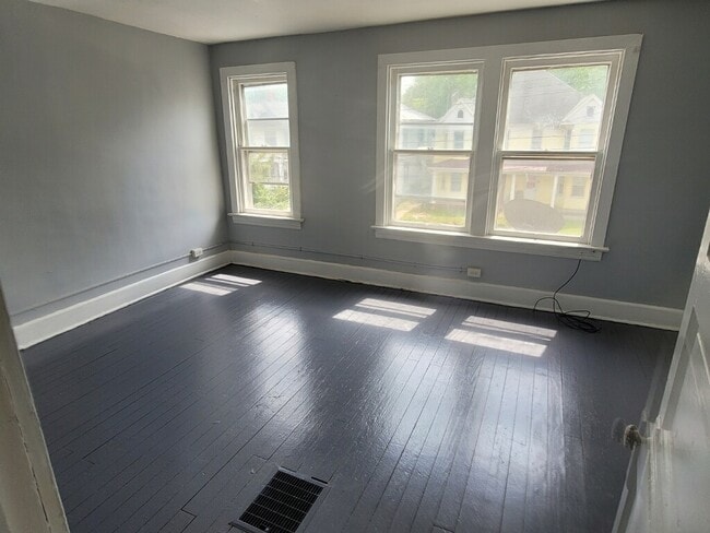 Building Photo - 742 W King St