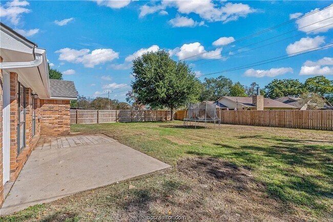 Building Photo - Take a look at this 3 bedroom 2 bath home