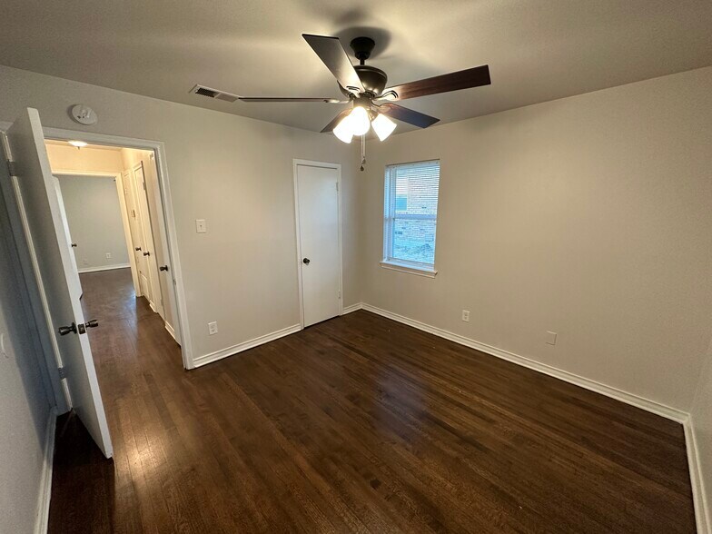 Building Photo - 2322 Meadow Ln