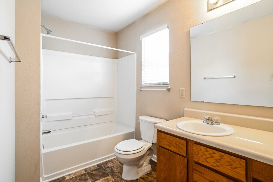 Building Photo - 14235 Hartwell Farm Dr