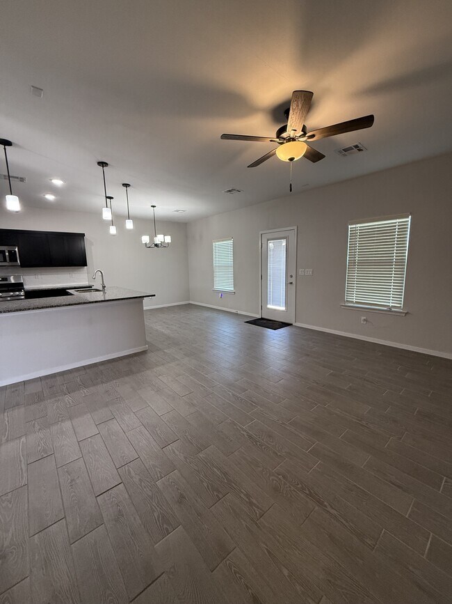 Building Photo - 1099 Sky River St