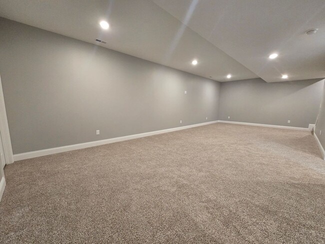 Building Photo - 6 Bedroom Home in Brookridge Estates