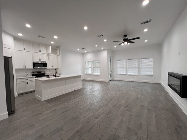 Building Photo - 506 E Bryson Ave