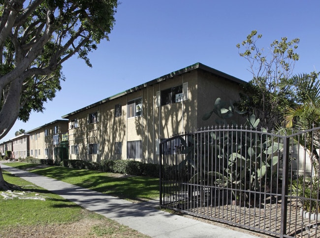Primary Photo - Three Palm Apartments