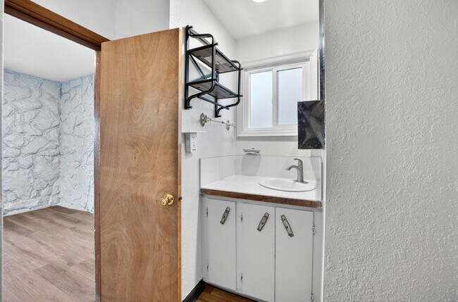 Building Photo - Charming& Updated Northeast Home!