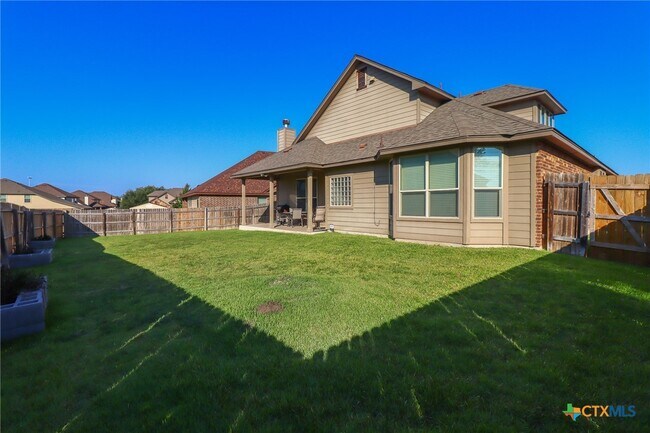 Building Photo - 802 Valentino Dr