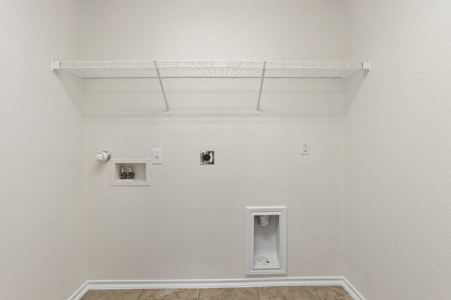 Building Photo - 3918 Woodbridge Way