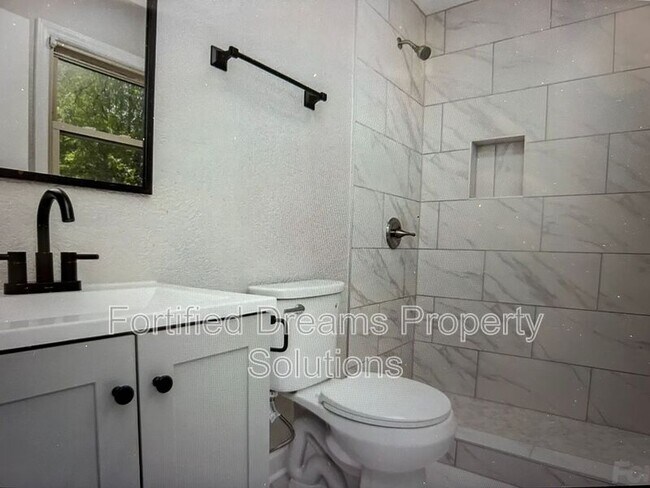 Building Photo - 1141 Carolina Cir