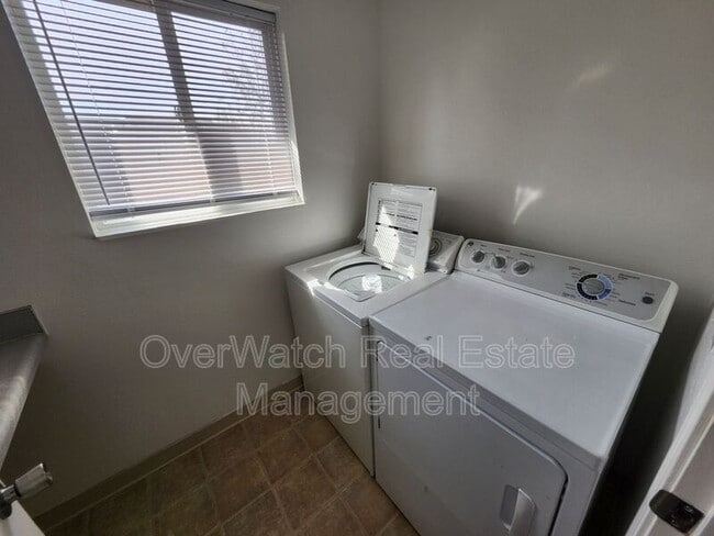 Building Photo - 705 Pearl Dr
