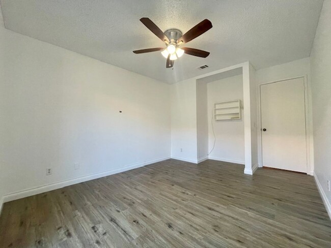 Building Photo - Gorgeously Updated 3 Bedroom Condo in Esco...