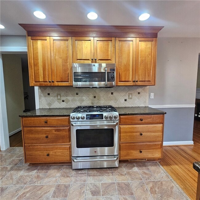 Building Photo - 50 Greenview Dr