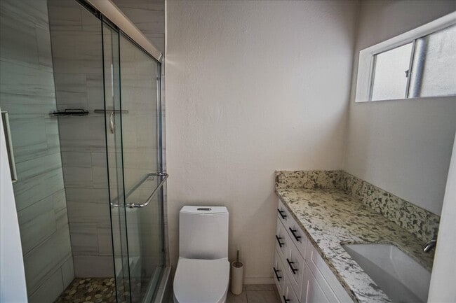 Building Photo - 1339 N Columbus Ave