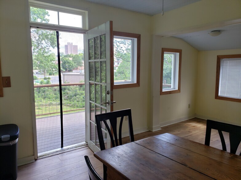 Kitchen with deck - 503 Wachovia St