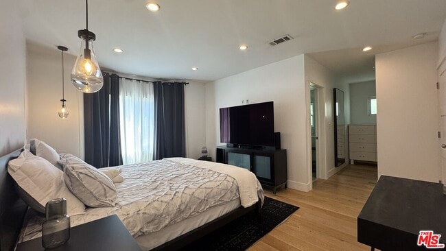 Building Photo - 1113 S Doheny Dr