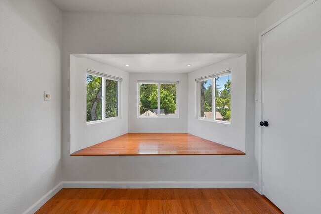 Building Photo - Private 2-Bedroom Fair Oaks Duplex with Gated Driveway & Garage!