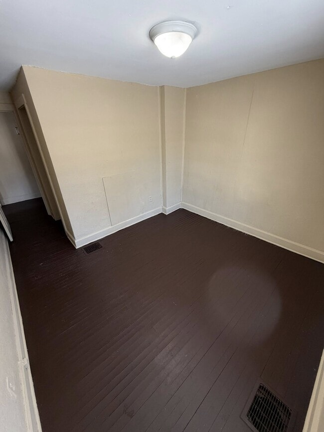 Building Photo - 1003 1/2 Sunset Ave