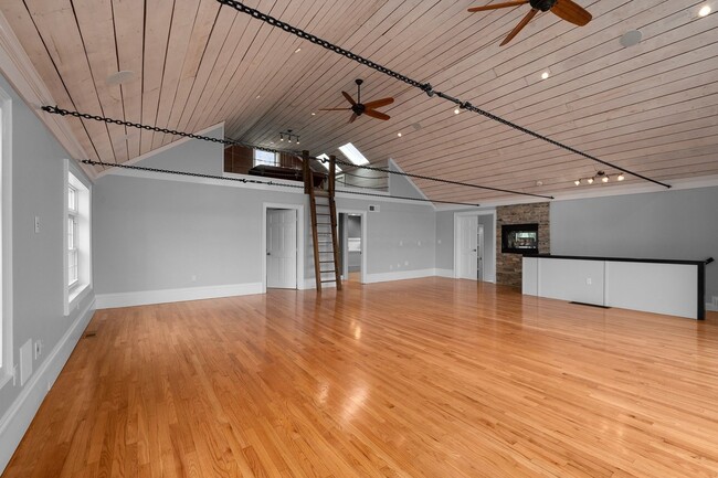 Building Photo - 1 Deer Is Rd