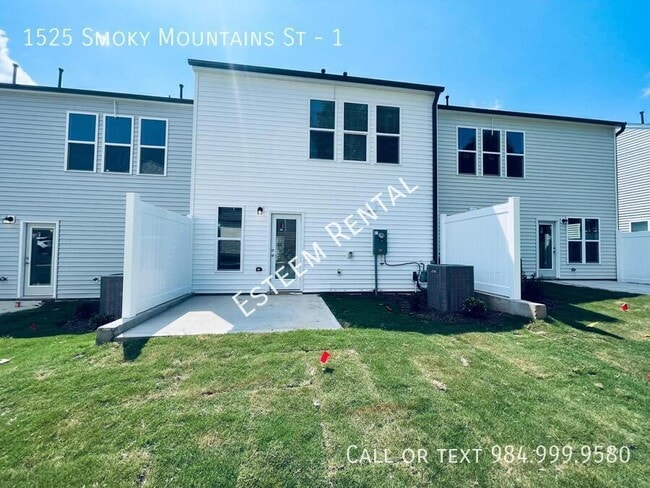 Building Photo - 1525 Smoky Mountains St