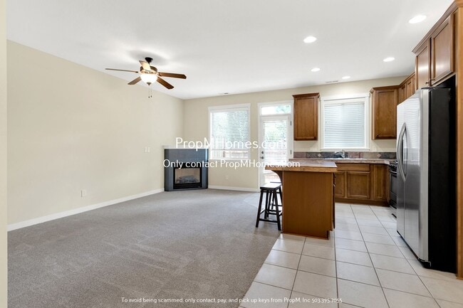 Building Photo - Spacious Three-Bedroom Condo Awaits in Des...