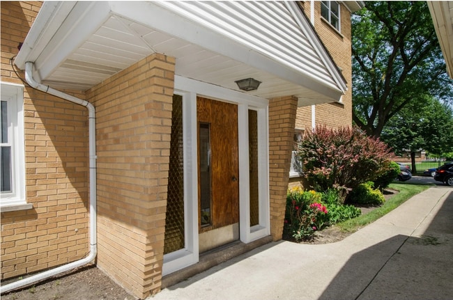 Building Photo - 4826 N Linder Ave