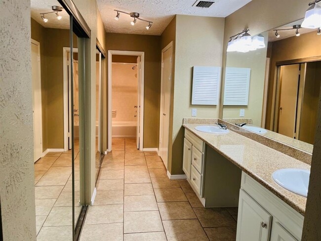 Building Photo - 16203 Ridgegreen Dr