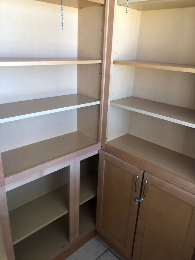 Building Photo - 4 BEDROOM / 2 BATH SINGLE FAMILY HOME W/ CASITA