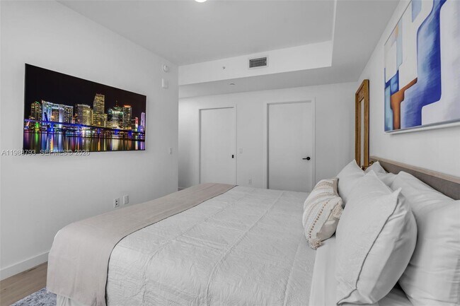 Building Photo - 225 N Miami Ave