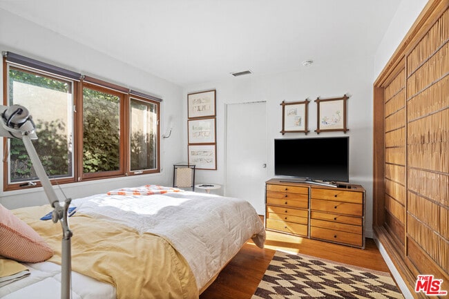 Building Photo - 648 Palms Blvd