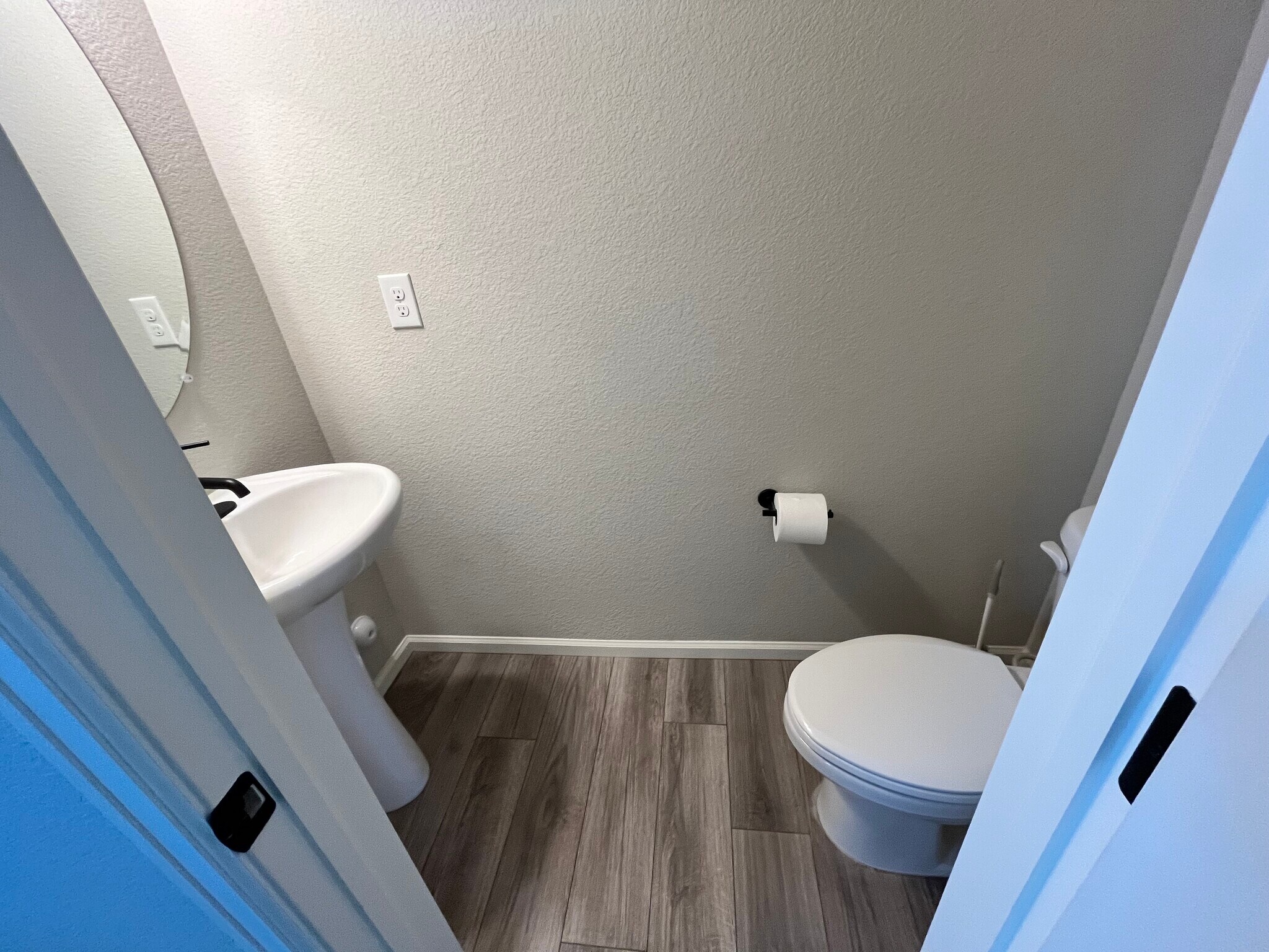 Half bathroom - 4541 N Quemoy St
