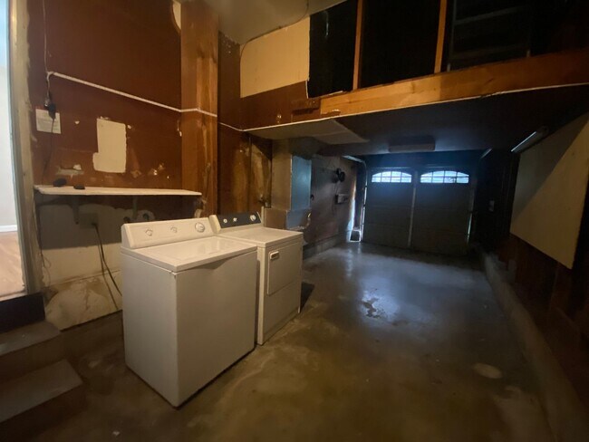 Building Photo - Charming Brookside Bungalow on large corne...