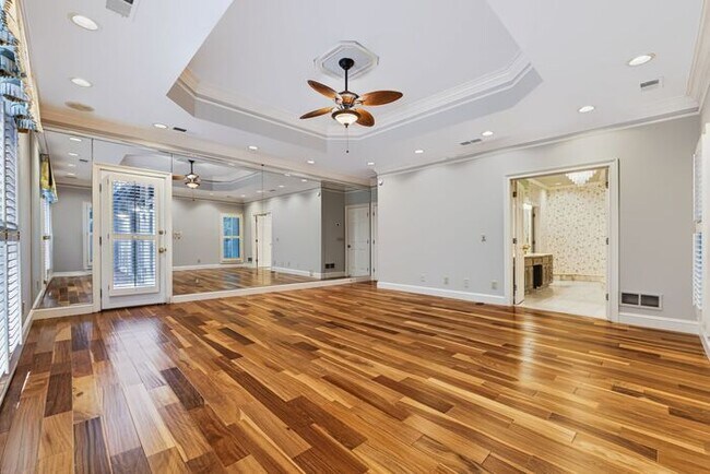 Building Photo - 6920 Oakbrook Way