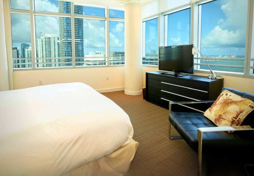 Building Photo - 1395 Brickell Ave