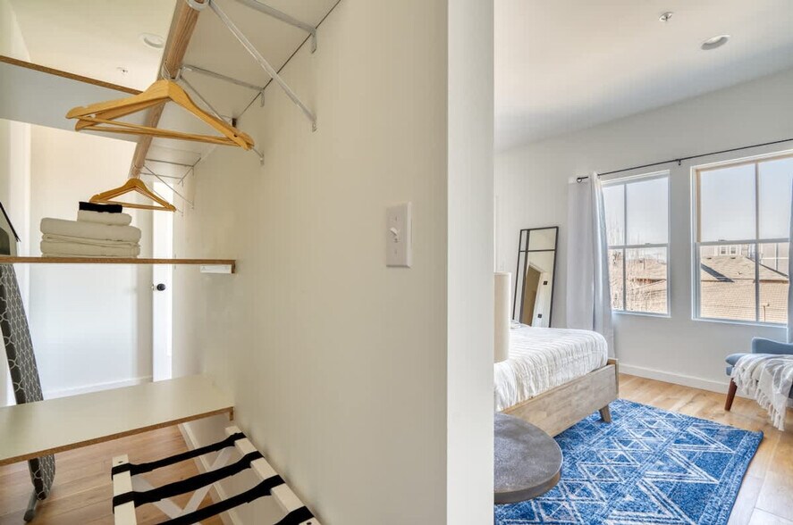 Building Photo - 516 NE 56th Ave