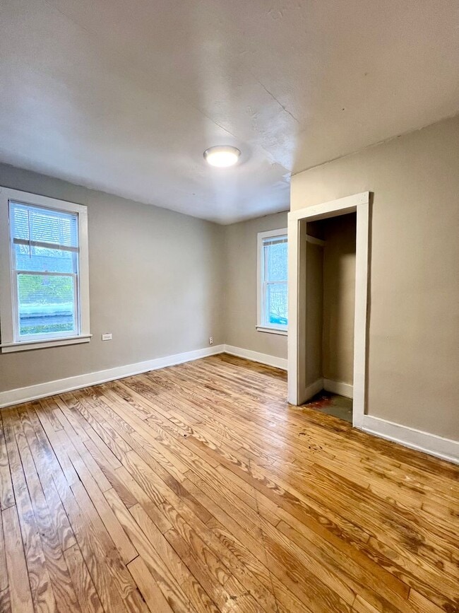 Building Photo - 5 Bedroom Home in Kalamazoo
