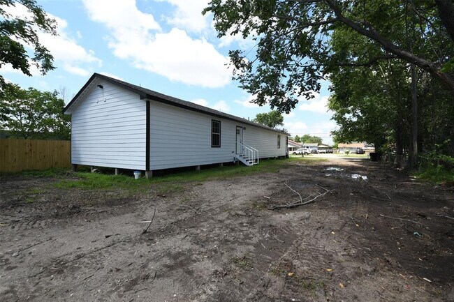 Building Photo - 1419 E Victorson Ave