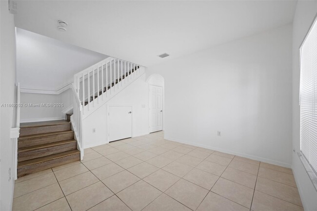 Building Photo - 3019 NW 30th Ave