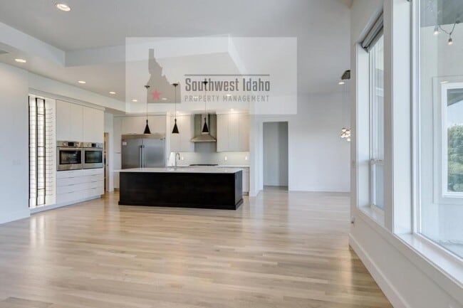 Building Photo - 476 W Buroak Dr