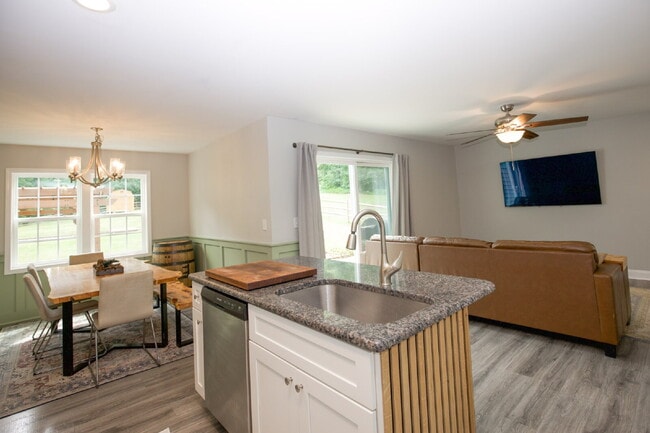 Building Photo - Charming 3-bedroom, 2.5-bath home nestled in the heart of Carthage