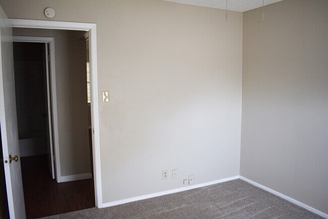 Building Photo - Charming 3-Bed, 2-Bath Gem in Fort Worth –...