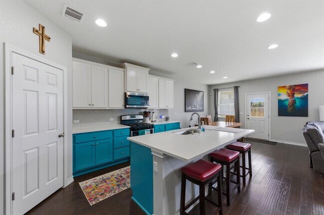 Building Photo - 2009 Los Olivios Wy